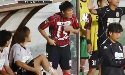 Quá mừng vì được vào sân, Công Vinh suýt mặc áo ngược