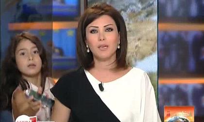 Nữ MC bị con gái làm phiền khi đang ghi hình trực tiếp