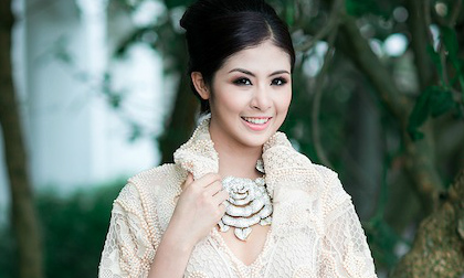 Ngọc Hân hoá quý cô sang trọng lấp ló ngực đầy