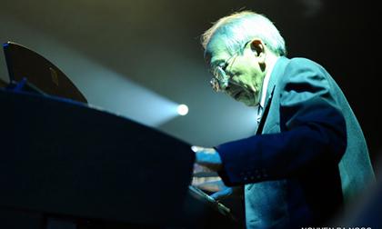 Nhạc sĩ Nguyễn Ánh 9 "độc thoại" với piano trên sân khấu