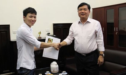 Những thủ khoa đã nhận được quà từ Bộ trưởng