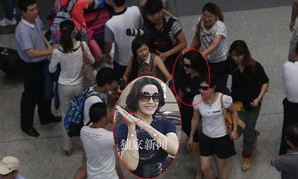 Lưu Hiểu Khánh tái xuất sau kết hôn bị vây kín ở sân bay 