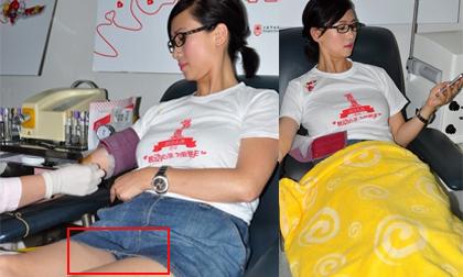 Ông Hồng hớ hênh "lộ hàng" nên phải dùng khăn che chắn