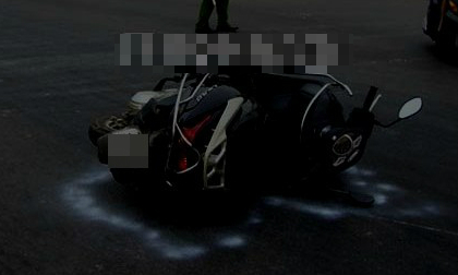 Hà Nội: Sang đường, cụ già bị xe máy đâm trọng thương