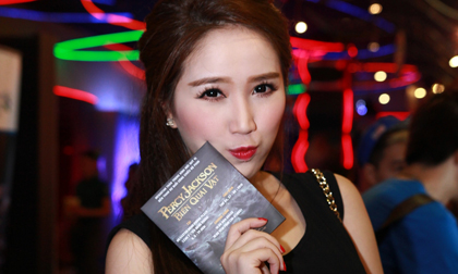 Bảo Thy xúng xính váy hoa đi xem phim một mình