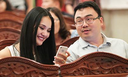 Vợ chồng HH Hương Giang lặng lẽ đi xem múa