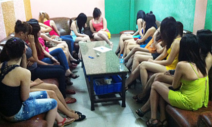 Hàng chục tiếp viên không mặc đồ nhảy trên bàn nhậu