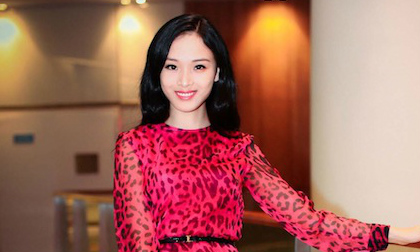  Phương Nga rạng rỡ khi làm MC cho "Lửa phật"