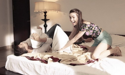 Hà Hồ - Vĩnh Thụy cùng nhau "nô đùa" trên giường