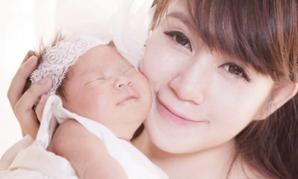 Lý Hải khoe ảnh vợ hot girl và con gái cực đáng yêu