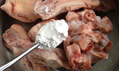 Kinh hoàng hầm thức ăn bằng... chất tẩy