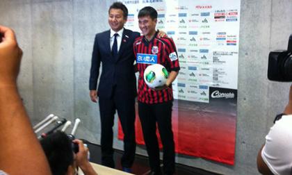 Công Vinh chính thức nhận áo thi đấu, được báo chí Nhật Bản săn đón