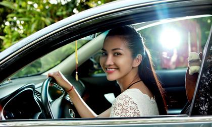 Kim Hiền lái xế hộp tiền tỷ mới tậu đi đóng phim