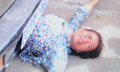 Người phụ nữ cởi áo ăn vạ, cắn cảnh sát