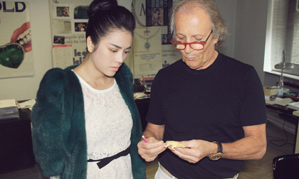 Lý Nhã Kỳ đích thân vào xưởng học chế tác kim cương