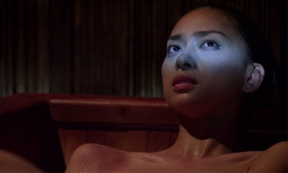 Lộ ảnh Ngô Thanh Vân tắm bồn, nghe Anh Khoa hát rock