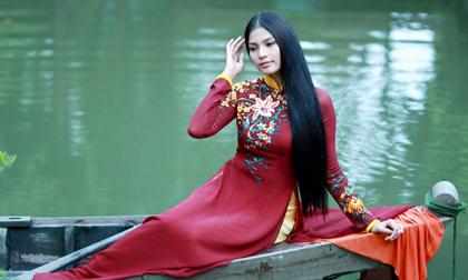 Trương Thị May diện áo dài nền nã trên xuồng