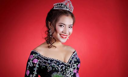 Á hậu quý bà Bích Dự khoe dáng với đầm dạ hội