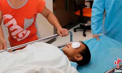 Cậu bé bị móc mắt đã được lắp mắt mới