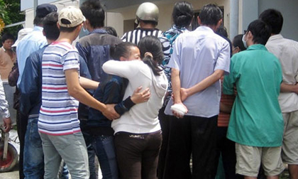 Người thân khóc ngất khi nữ bệnh nhân nhảy lầu tự tử