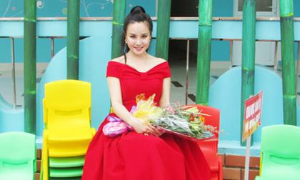 Vy Oanh đỏ rực dự khai giảng trường mầm non