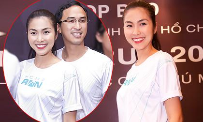 Hà Tăng giản dị với áo thun trắng vẫn đẹp rạng rỡ bên chồng