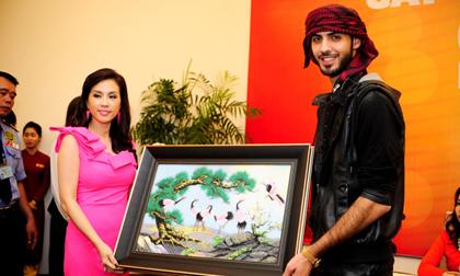 Hoa hậu Thu Hoài tặng tranh cho "trai đẹp bị trục xuất"