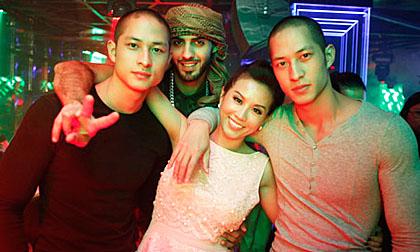 Trai đẹp “bị trục xuất”, mỹ nam nhà họ Lưu khuấy động bar