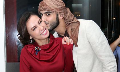 Bắt gặp "trai đẹp bị trục xuất" hôn Huyền Ny đầy tình cảm