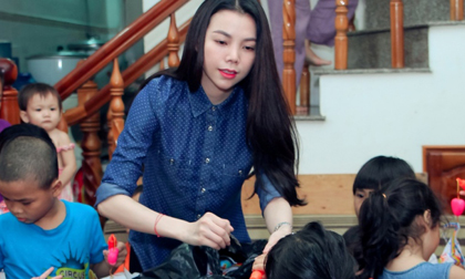 Trà Ngọc Hằng tặng quà trung thu sớm cho trẻ em ung thư