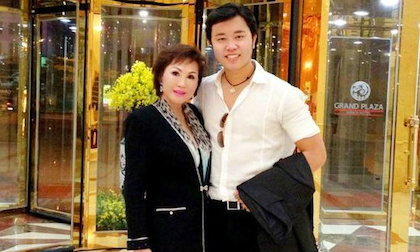 Vũ Hoàng Việt và bồ U60 tình tứ du ngoạn Hà Nội