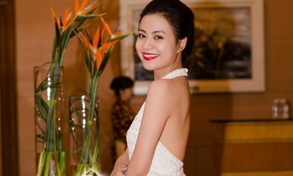 Hoàng Thùy Linh bẽn lẽn váy trắng khoe lưng trần