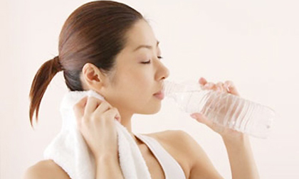 Giảm cân đơn giản bằng cách uống nước