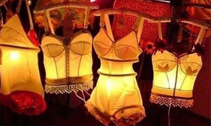 Đèn bikini 'phục vụ' các FA