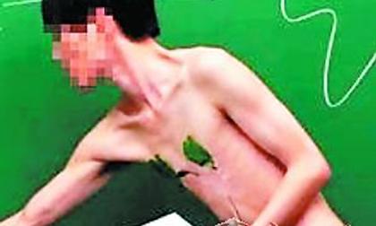 Thầy giáo Hàn lấy lá che thân dạy học bị "ném đá"