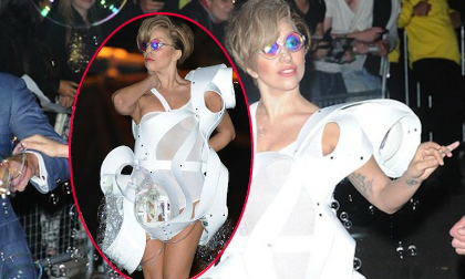 Lady Gaga diện trang phục "độc" - tự thổi bong bóng xà phòng