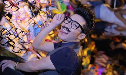 Bắt gặp Quang Hà nhí nhảnh chơi trung thu khuya ở Hà Nội