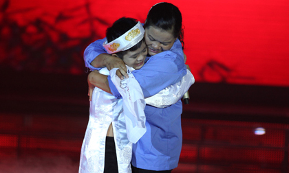 Mẹ Quang Anh: 'Sẽ thôi cho con chạy show, tập trung học hành'