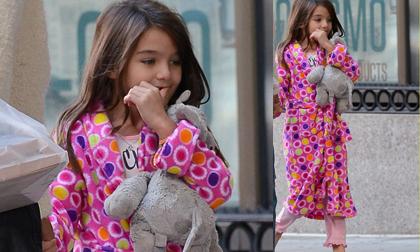 Suri mặc đồ ngủ, không ngừng mút tay trên đường