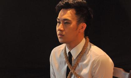 Dương Triệu Vũ vẫn hát dù bị trói chặt