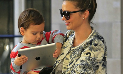 Flynn nghiền ngẫm chơi Ipad 'bỏ rơi' mẹ