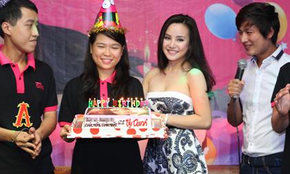 Vy Oanh diện váy cúp ngực rạng rỡ trong ngày sinh nhật