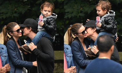 Bố mẹ tình cảm trên phố khiến Flynn 'phát ngượng'