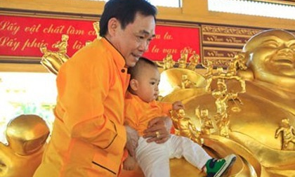 Bố tỷ phú 1 tuổi nổi danh với những câu chuyện 'điên'