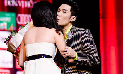 Quang Hà công khai ôm hôn bạn gái trên sân khấu
