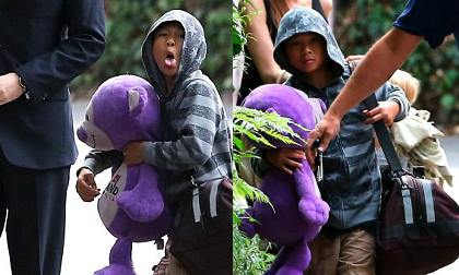 Pax Thiên ôm gấu, lè lưỡi với paparazzi