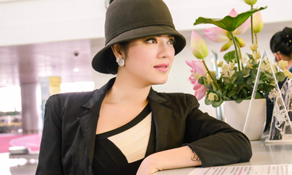 Lý Nhã Kỳ xinh như tiểu thư ở sân bay