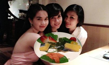 Ngọc Trinh cùng chị ruột xinh đẹp đi ăn sushi