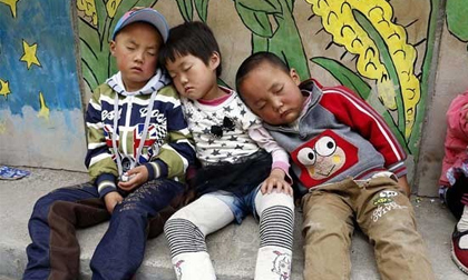 Xót xa cảnh 50 học sinh mẫu giáo ngủ vạ vật ngoài sân trường