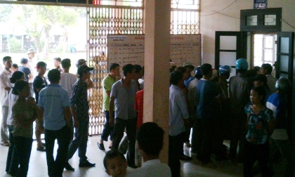 Bé 10 tháng tuổi chết tức tưởi, lãnh đạo BV bận đi khai giảng